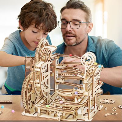 puzzle-3d-circuit-à-billes-en-bois-une-construction-à-faire-avec-beaucoup-de-plaisir-en-famille